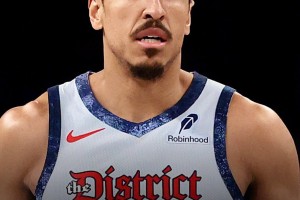 队记：布罗格登是无保障合同，尼克斯将在他和沙梅特之间二选一