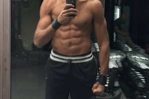 开云权威入口-很皮！戈贝尔晒光头造型 前队友唐斯用法语打趣：兄弟你真秃啦？