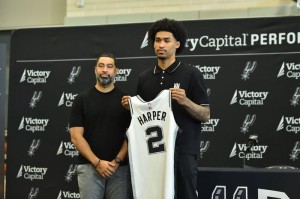 从篮球世家到马刺传承：迪伦-哈珀蓄势待发迎接挑战